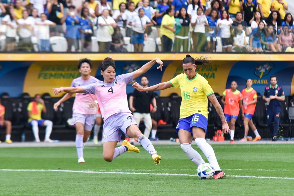 jogadora da seleção feminina brasileira de futebol contra o japão